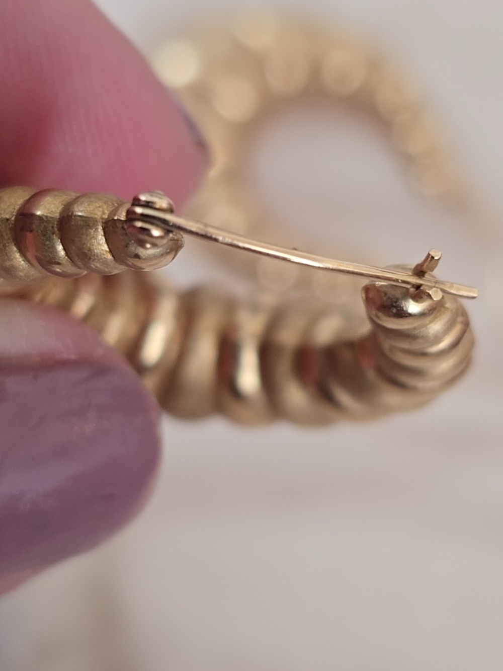 10K Gold Ribbed Shrimp Hoop Earrings - Picture 4 of 7